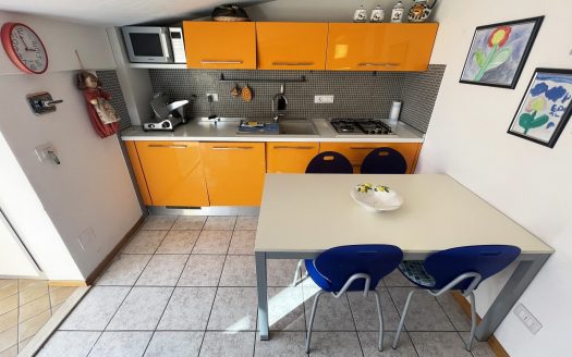 Quadrivano in zona centrale con box privato